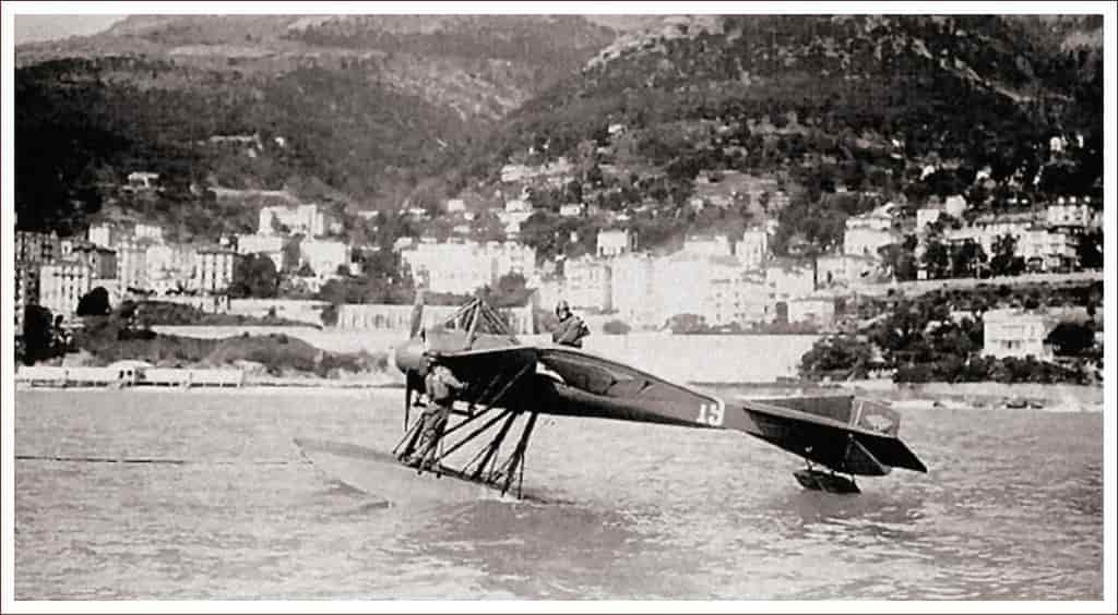 На этом самолете Депердюссен «Купэ Шнейдер» летчик Морис Прево выиграл первую гонку гидропланов на Кубок Шнейдера весной 1913 г., показав среднюю скорость 73,56 км/ч
